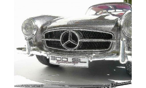 Mercedes 300 Base 1/18 Burago finition interieure et exterieure miniature