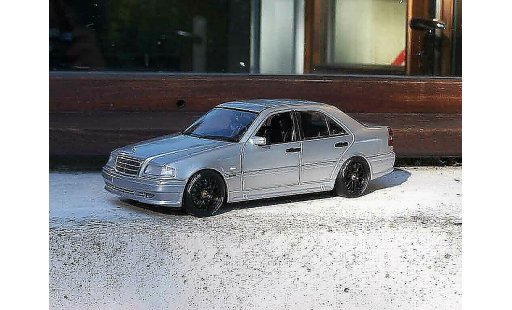 Mercedes Classe C AMG 1/18 Ut Models 36 grise jantes bbs miniature