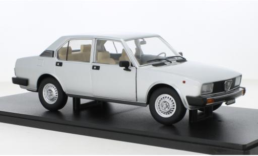 Alfa Romeo Alfetta 1/18 Mitica Berlina 2000L grise 1978 miniature