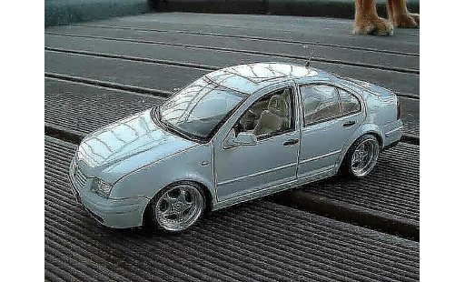 Volkswagen Bora Base 1/18 Norev blanche miniature