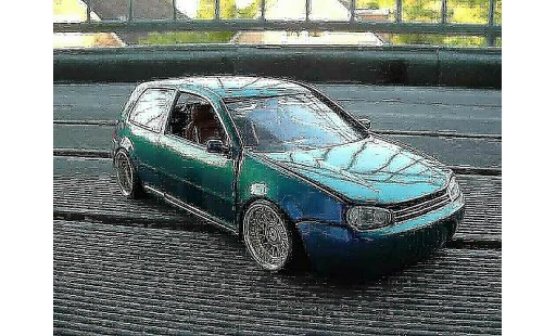 Volkswagen Golf GTI 1/18 Revell cameleon miniature