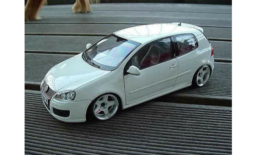 Volkswagen Golf GTI 1/18 Burago blanche rs style miniature