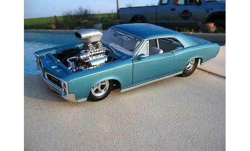 Pontiac GTO 1966 1/18 Hot Wheels moteur corvette drag miniature
