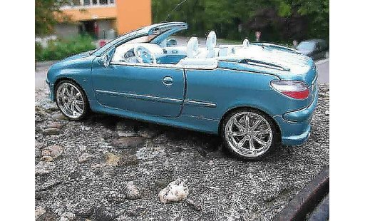 Peugeot 206 CC 1/18 Solido bleue jantes chromees miniature