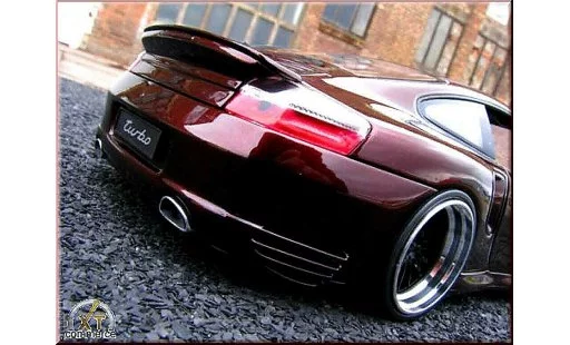 Porsche 911 Turbo 1/18 Autoart peinture cameleon et jantes 20 pouces miniature