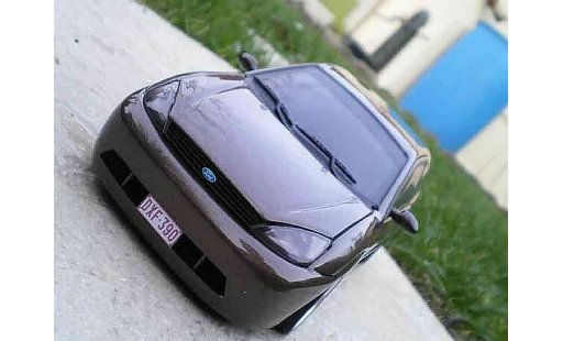 Ford Focus RS 1/18 Motormax marron jantes 18 pouces miniature