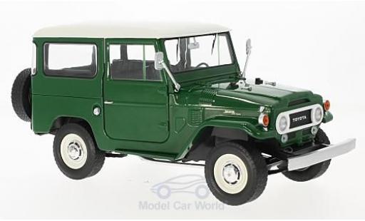 Miniature Toyota Land Cruiser 1/18 Triple 9 Collection FJ40 verte/blanche 1967 Toyota Land Cruiser 1/18 Triple 9 Collection FJ40 verte/blanche 1967 miniature