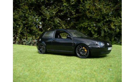 Volkswagen Golf GTI 1/18 Revell full black miniature