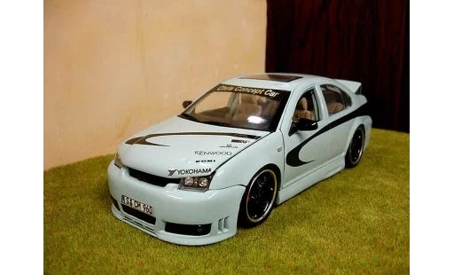 Volkswagen Bora Base 1/18 Revell show car miniature