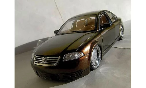Volkswagen Passat Base 1/18 Welly dub peinture cameleon miniature