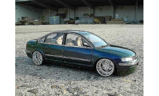 Volkswagen Passat Base 1/18 Welly  miniature