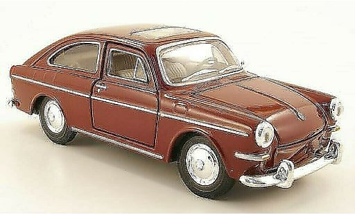 Volkswagen 1600 Base 1/24 Maisto Fastback rouge miniature