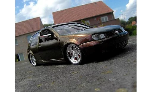 Volkswagen Golf GTI 1/18 Revell peinture cameleon miniature