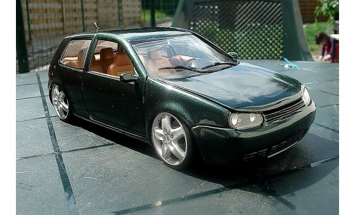Volkswagen Golf GTI 1/18 Revell verte jantes porsche et lissage carrosserie miniature