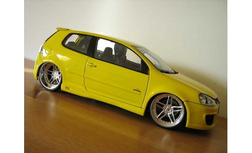 Volkswagen Golf GTI 1/18 Burago jaune jantes ac schnitzer miniature