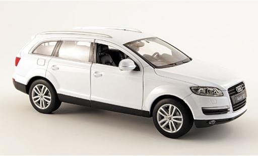 Miniature Audi Q7 1/24 Welly blanche Audi Q7 1/24 Welly blanche miniature