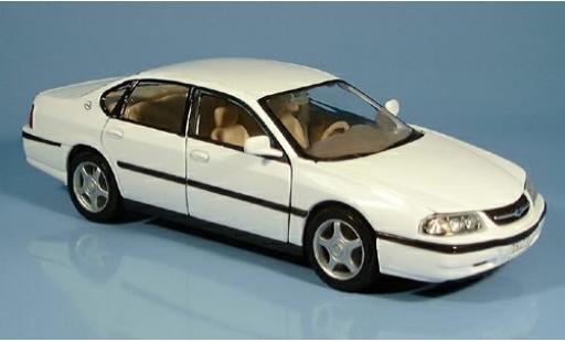 Miniature Chevrolet Impala 1/24 Welly blanche 2001 1:24 Chevrolet Impala 1/24 Welly blanche 2001 1:24 miniature