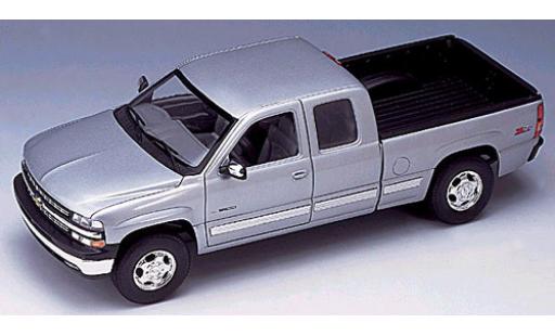 Miniature Chevrolet Silverado 1/18 Welly Ex. Cab grise 1999 1:18 Chevrolet Silverado 1/18 Welly Ex. Cab grise 1999 1:18 miniature