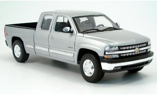 Miniature Chevrolet Silverado 1/18 Welly Ext. Cab grise 1:18 Chevrolet Silverado 1/18 Welly Ext. Cab grise 1:18 miniature